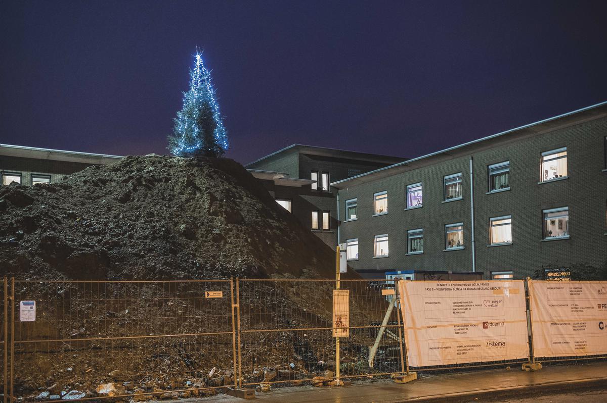 De kerstboom staat bovenop de werf van het woonzorgcentrum.© Olaf Verhaeghe