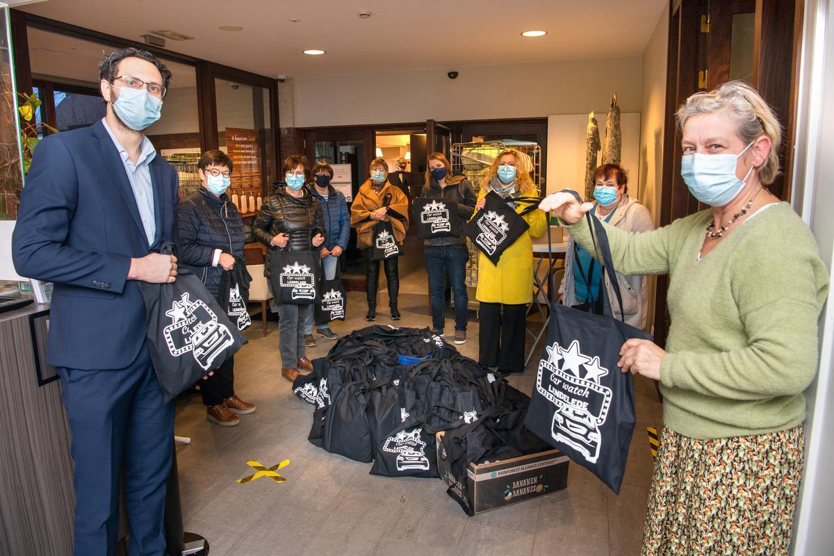 Medewerkers van wzc Aksent en de interimdirecteur Jeroen Trybou kregen 68 goodiebags om uit te delen aan hun 80-plussers. (foto Frank)©Frank Meurisse Frank Meurisse