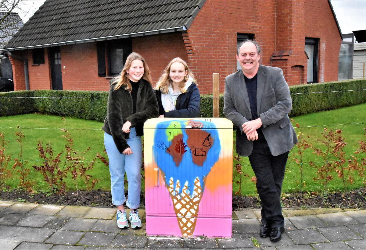 Zita Daelman, Noor Verstaen en Dominique Windels bij het gepimpte stroomkastje in de Begonialaan in Hulste. Alixe De Leersnijder was verontschuldigd.©LUDO-OSTIJN LO