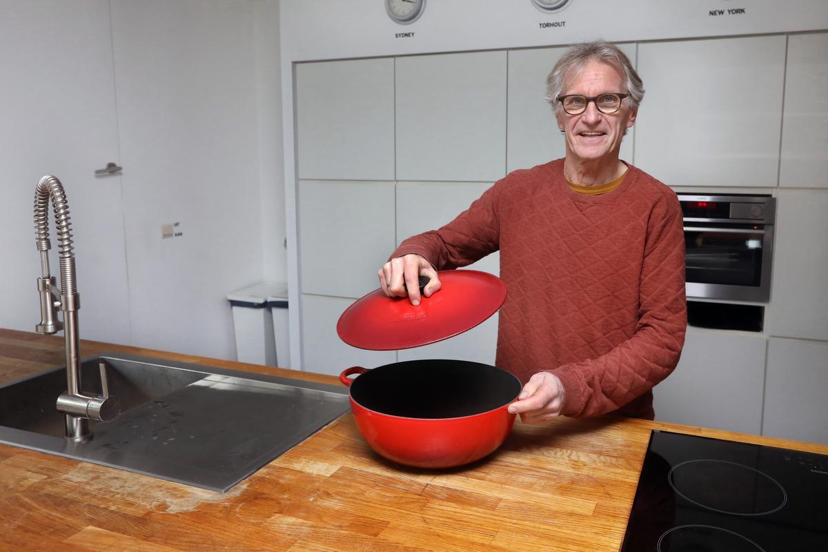 Noël Steen in de keuken: “Sinds ik met pensioen ben, probeer ik wat meer te koken. Maar een talent ben ik zeker niet.”©Johan Sabbe