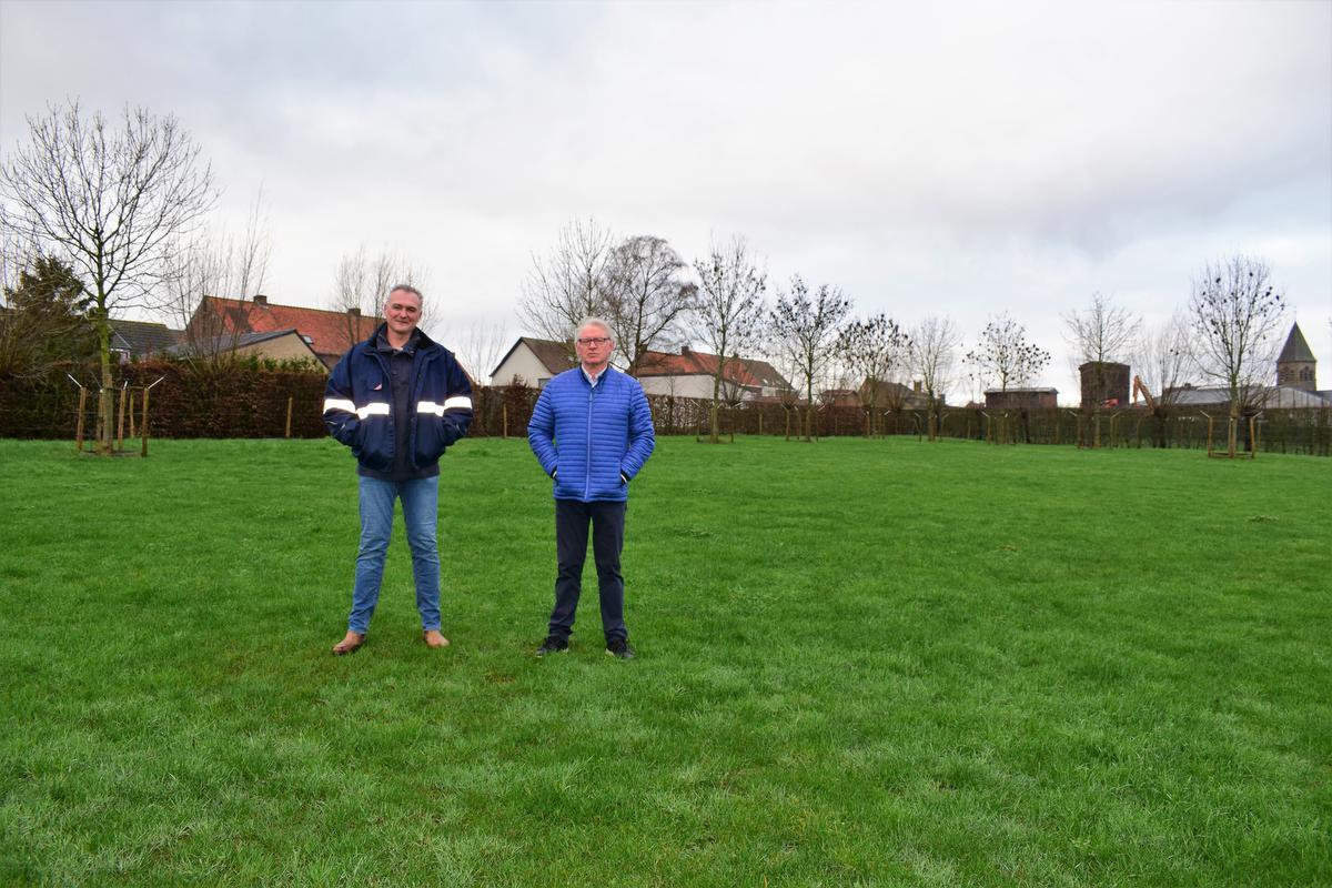 Huidig eigenaar Jurgen Leyn (links) en gewezen voorzitter Christiaan Durnez op het veld waar ooit de ingang van BS Geluveld was achter café ‘In ’t Paradijs’.©zenon bekaert beselare ZB