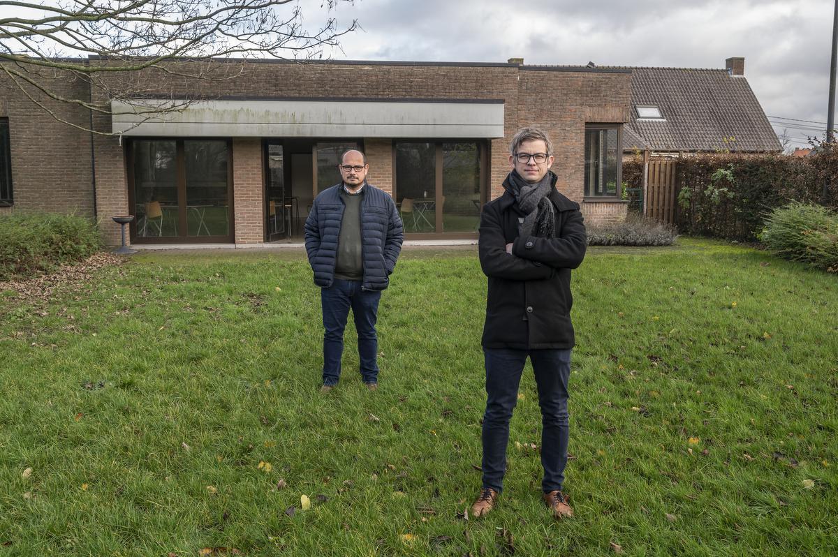 Frederik Demeyere en Dimitri Carpentier voor de Centrumzaal waar het nieuwe dienstencentrum komt.© JT