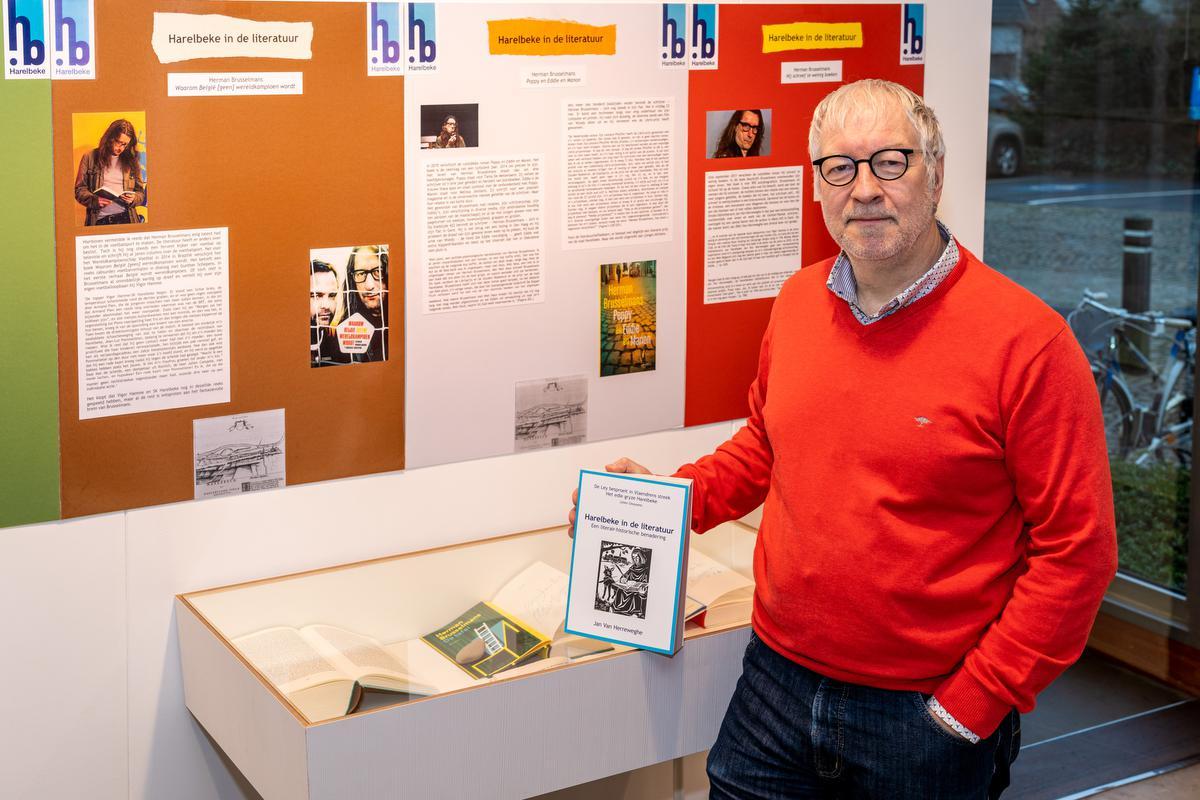 Jan Van Herreweghe (bibliothecaris Harelbeke) stelt zijn nieuw boek 'Harelbeke in de literatuur' voor.© Kurt De Schuytener