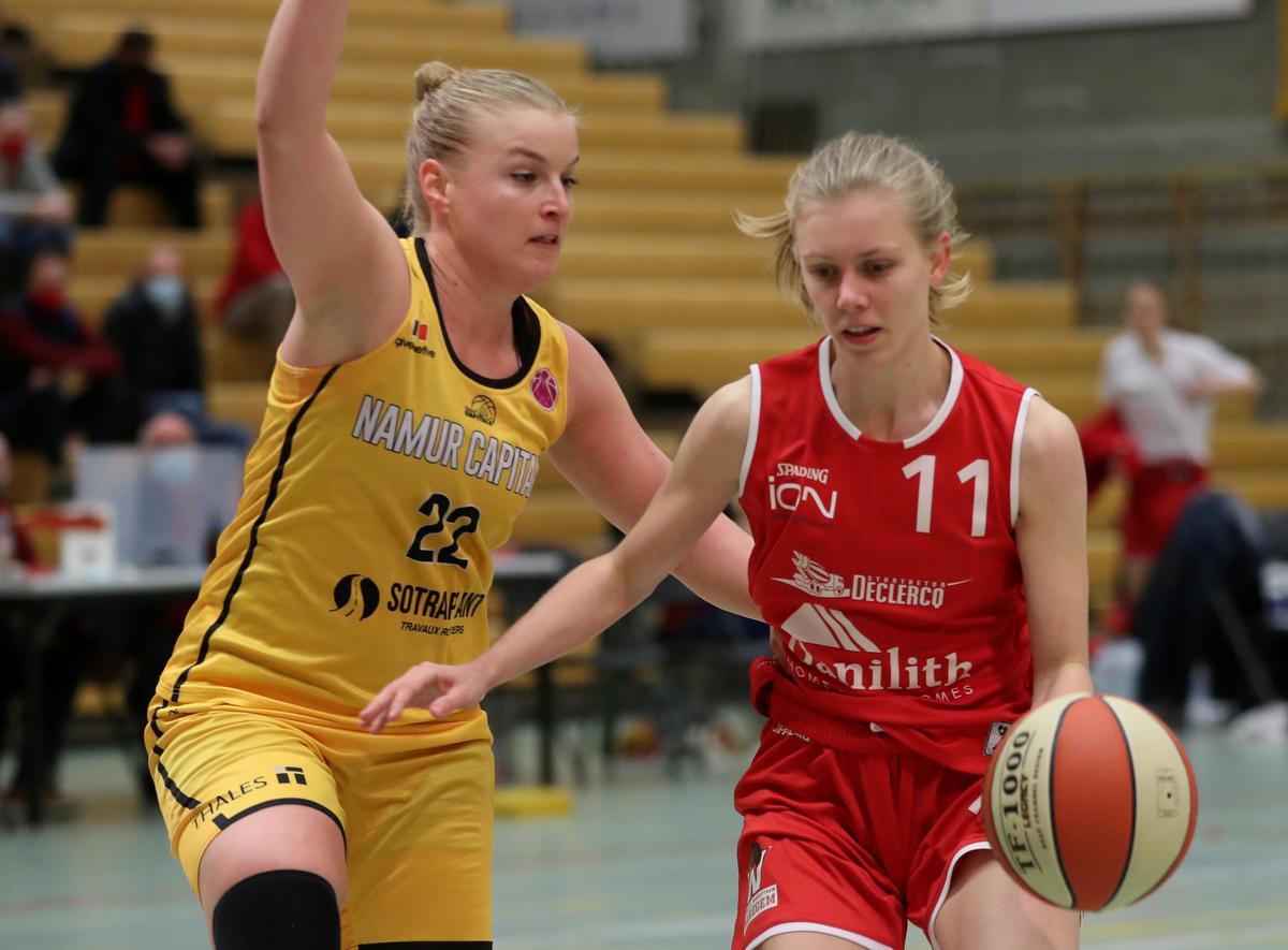 Hanne Mestdagh verdedigt op Marie-Astrid T’jollyn.© (Foto VDB)