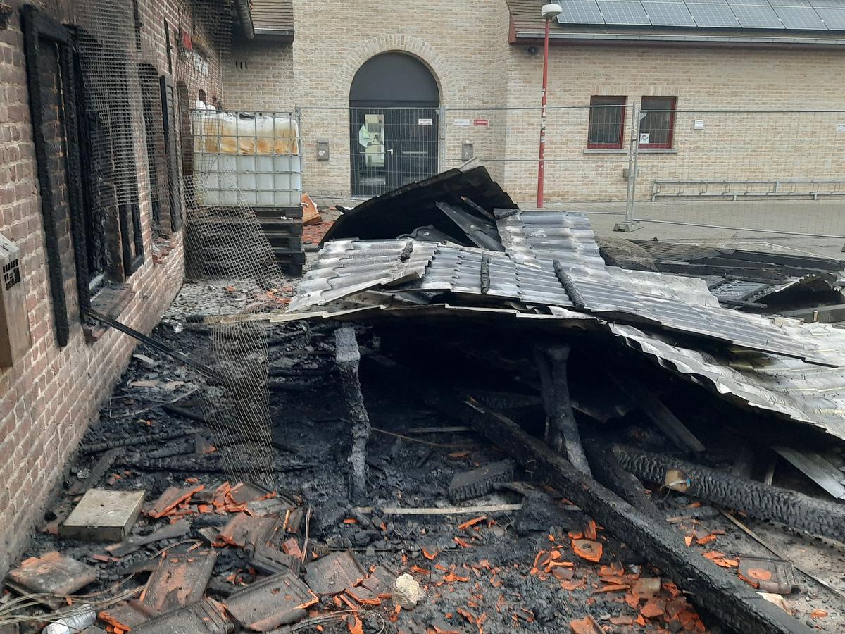 Een bank - die nu helemaal zwart geblakerd is - werd in brand gestoken. Het vuur sloeg daarna over naar het jeugdhuis dat enorm zware schade opliep.