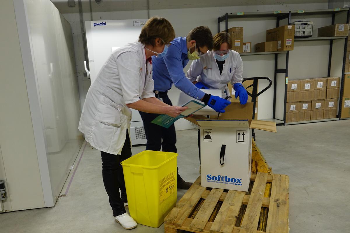 Het vaccin wordt vervoerd op droogijs. Eens uitgepakt heeft het team drie minuten om het in de vriezer te krijgen.© AN