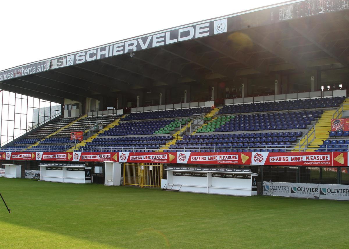 De tribunes van Schiervelde zullen volgend jaar ook dienst doen voor de Club-fans die voor de beloften en dames komen supporteren.©VDB / Bart Vandenbroucke