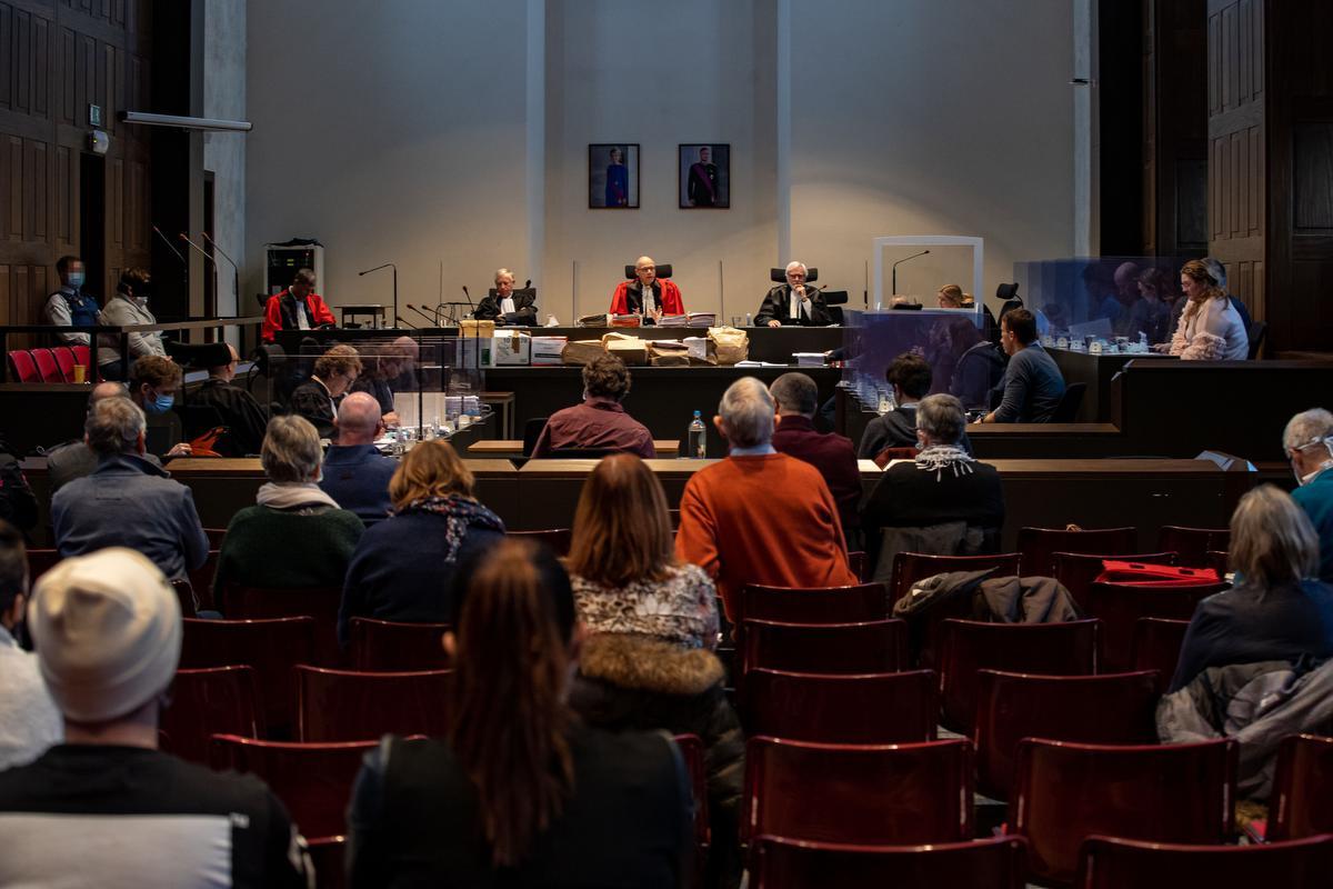 Het wordt druk in het assisenhof in Brugge.©KURT DESPLENTER BELGA