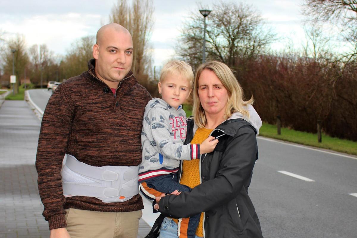 Voor Sandra Heyvaert en Stijn Van Hauwaert, hier met zoontje Adam, is de maat vol.© Laurette Ingelbrecht