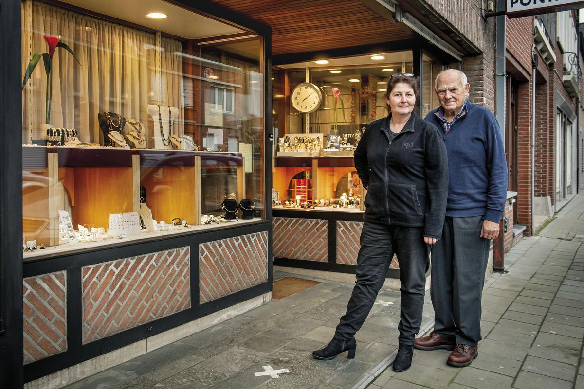 Fabienne Vandendriessche en haar vader Godfried Vandendriessche bij hun winkel in de Stationsstraat. (foto JCR)©JOKE COUVREUR