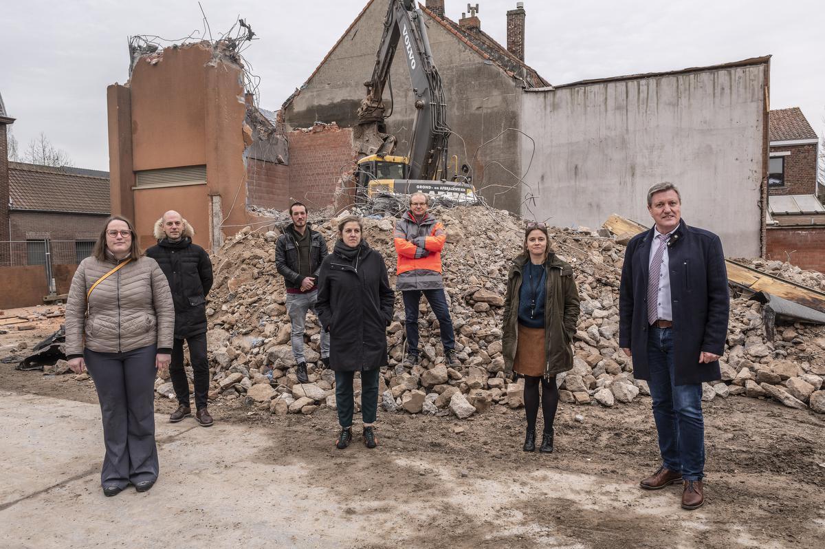 De afbraakwerken zijn bijna voorbij. We herkennen op de werf vlnr. Melanie Ketels, Jonas Van de Walle, Rembrandt Masselis, Nathalie Maertens, Kurt Blondeel, Tine Seynaeve en schepen Bart Wenes. (foto Stefaan Beel)©STEFAAN BEEL Stefaan Beel