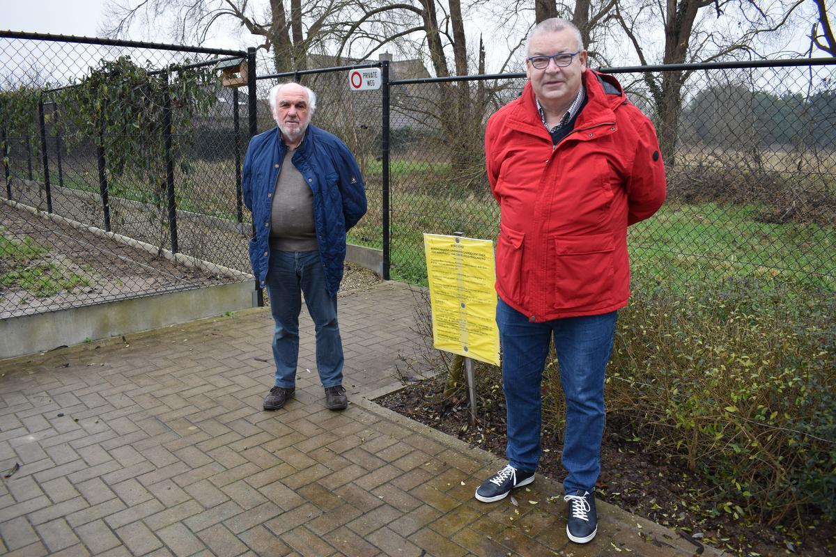 We zien Guido Delplace (links) en Dirk Demeyer met achter hen de spoorwegzate waar de Vrijbosroute komt en de toegang tot het 'kruiwagenpad'. (foto TOGH)