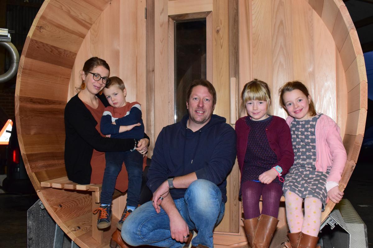 We zien Koen Ugille en Lieselotte Huyghebaert met de kinderen Evine, Lianne en Aloïs in hun mobiele sauna. (foto ZB)©zenon bekaert beselare