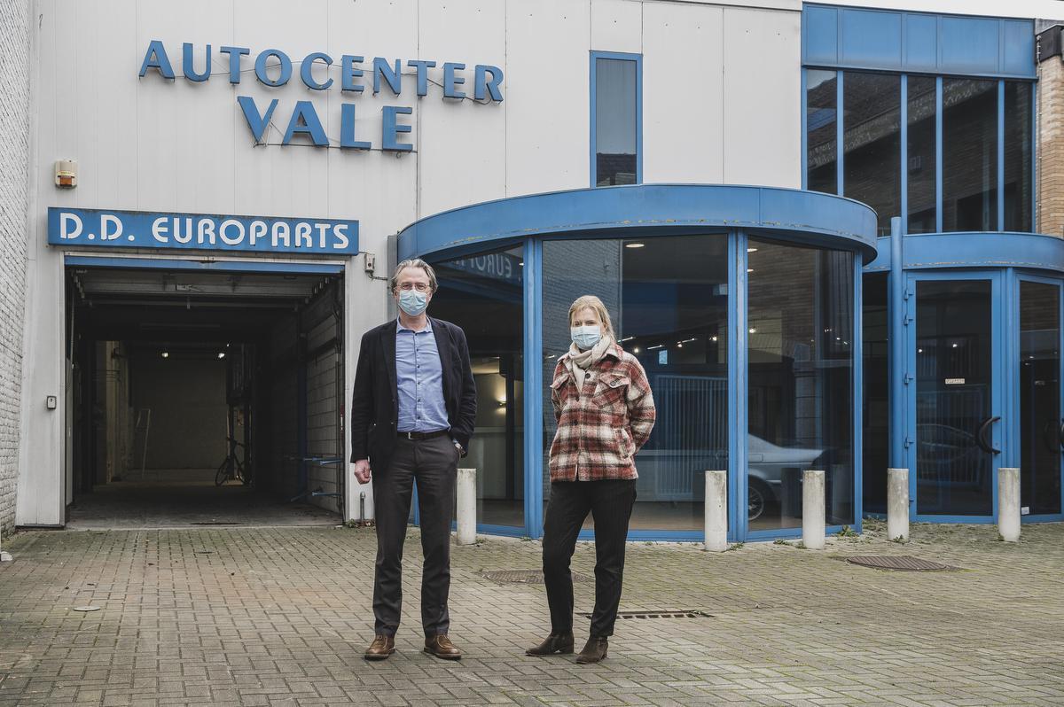 Directeur Renaat Vaes en adjunct-directeur Veerle Vantieghem voor het voormalige Autocenter Vale.© Olaf Verhaeghe
