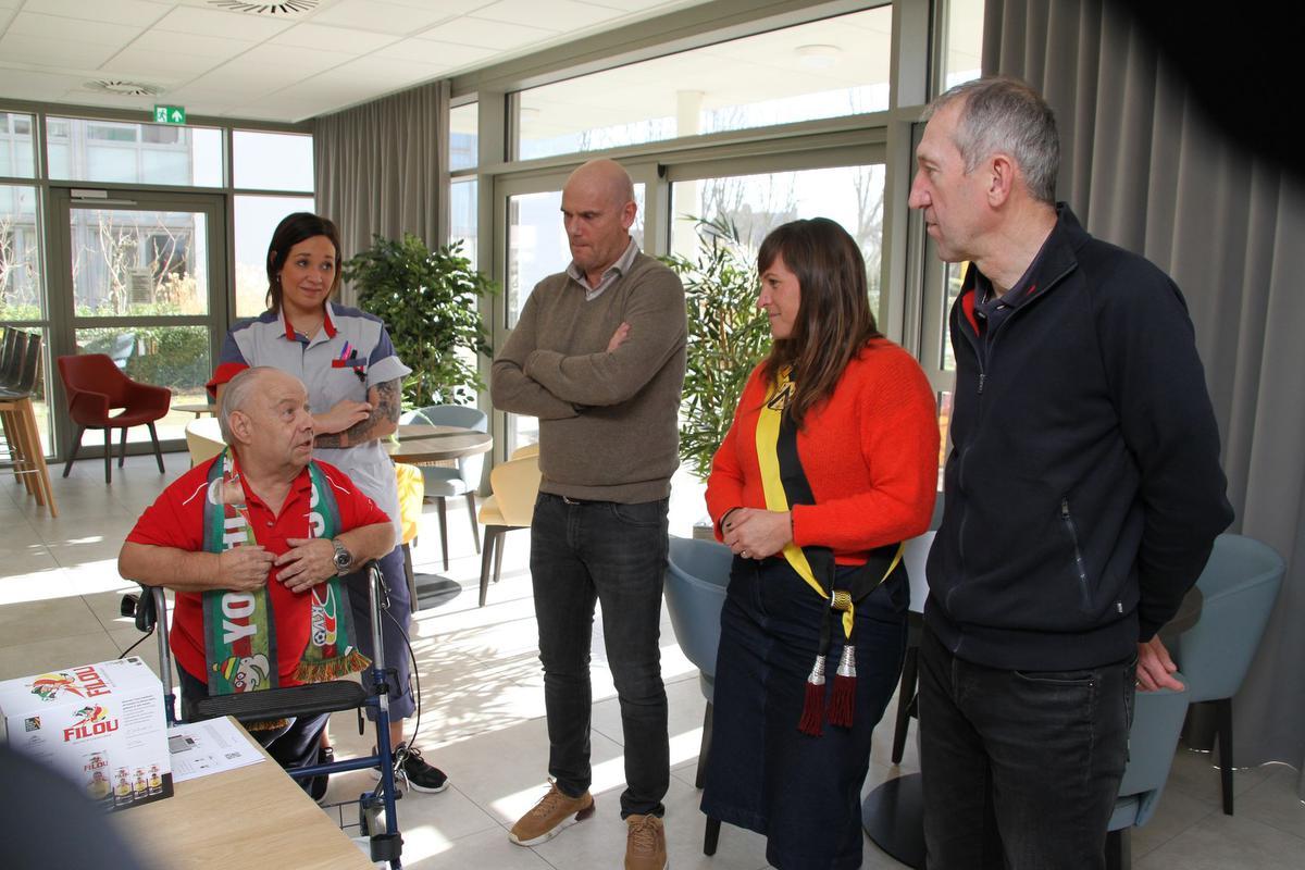 Vorig jaar kwamen Dennis Van Wijk en Francky Van der Elst naar het woon-zorgcentrum om Bertje te verrassen.© JRO