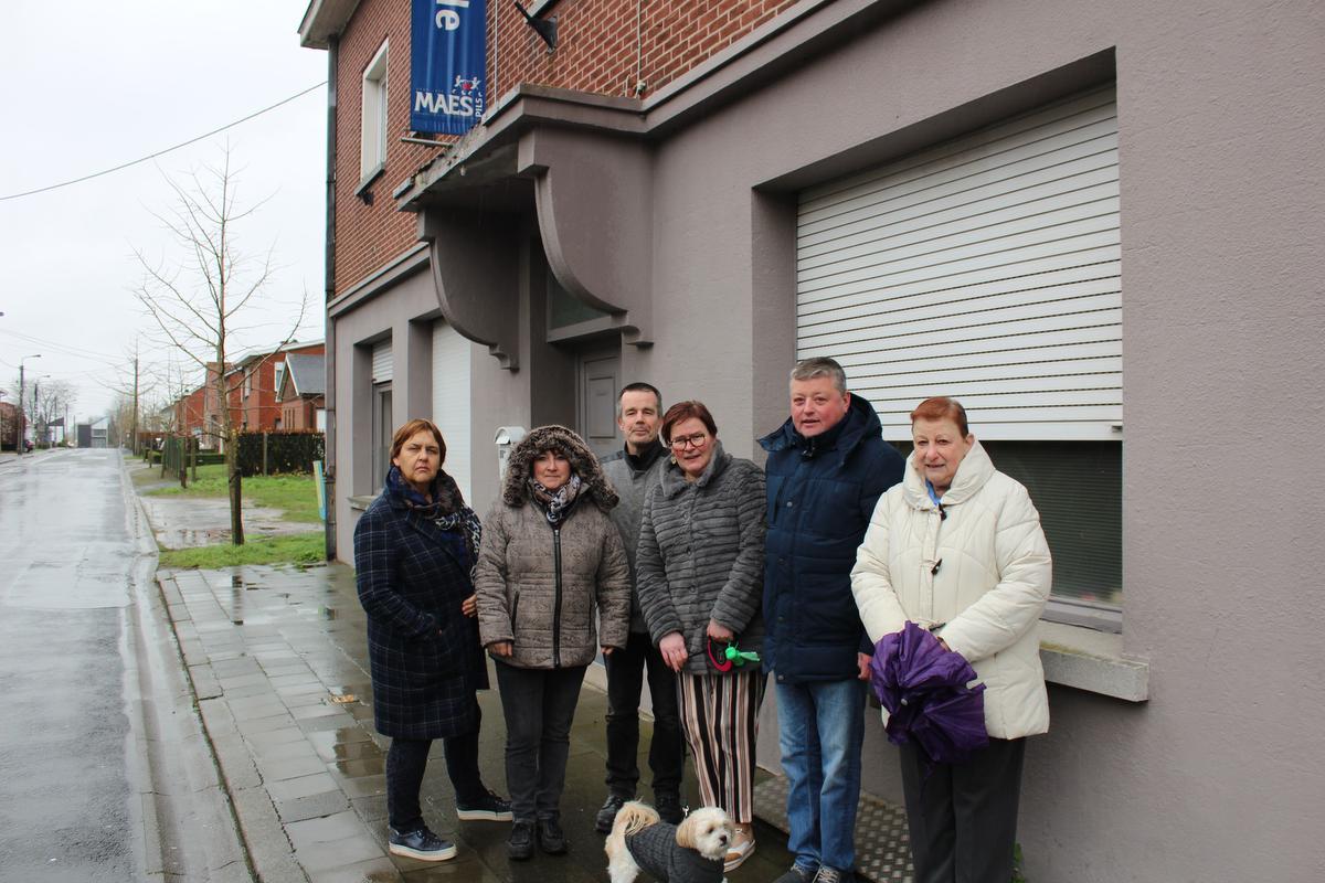 Wijkbewoners van Nieuwenhove protesteerden maart vorig jaar tegen de sloop van café De Gilde. (foto DJW)