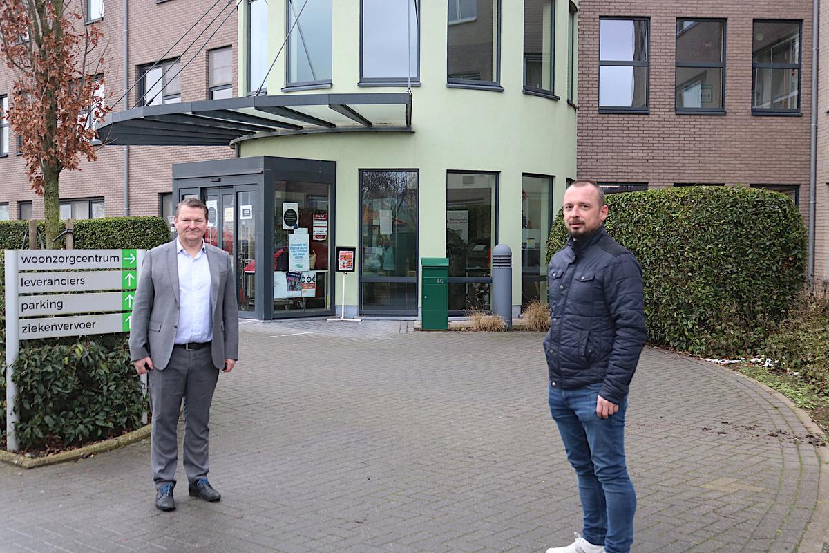 Burgemeester Joris Hindryckx en directeur Jurgen Duyck van De Groene Verte: “Er zijn intussen helaas al 7 bewoners overleden.”© ACK