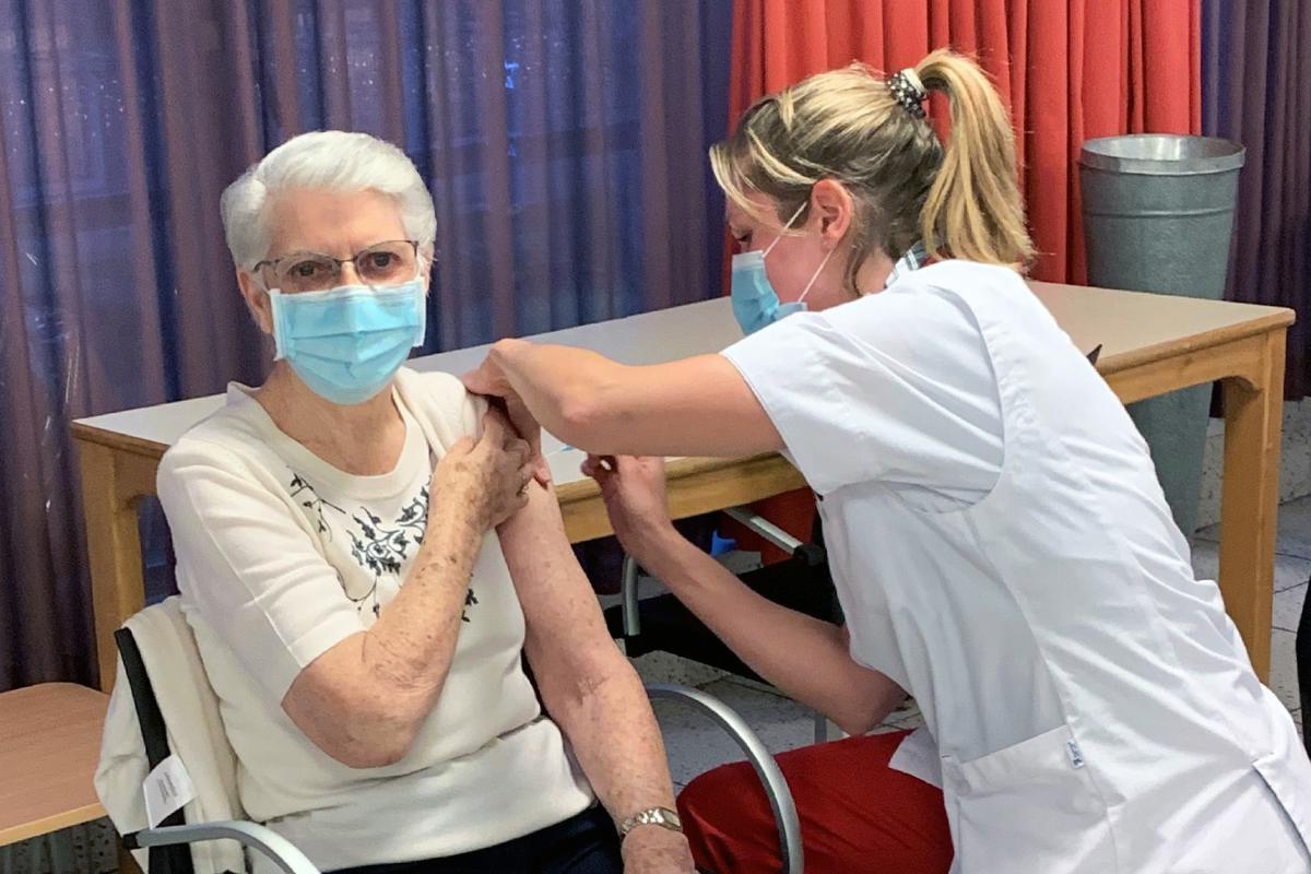 Na de eerste vaccinprik voor de bewoners van het Torhoutse rusthuis komen vrijdag ook de personeelsleden aan de beurt.©Johan Sabbe