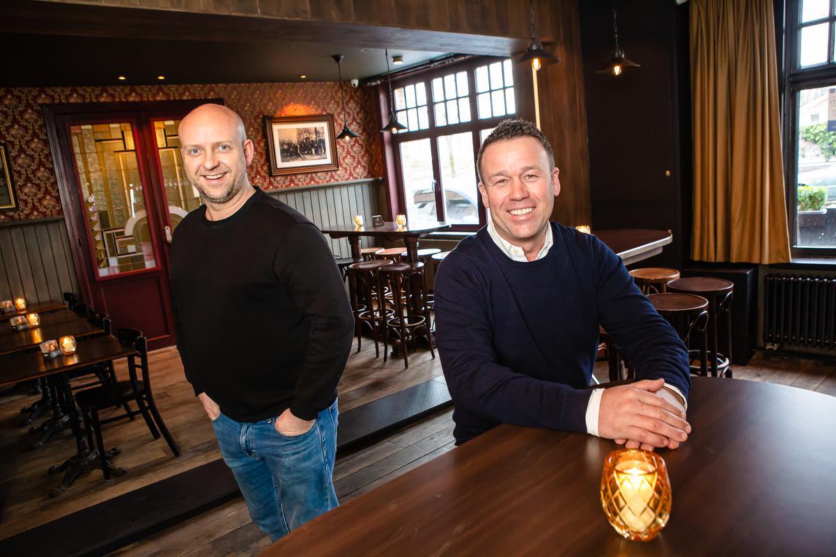 Kevin Koekelbergh en Thierry Strypsteen konden al vlug een groot publiek naar hun bruine kroeg lokken. (foto Davy Coghe)©Davy Coghe Davy Coghe