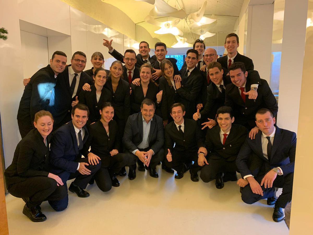 Op deze foto, genomen voor de coronacrisis, zien we Cyril Vermeulen op de bovenste rij als zesde van links, samen met de rest van het team van El Celler de Can Roca.© GF