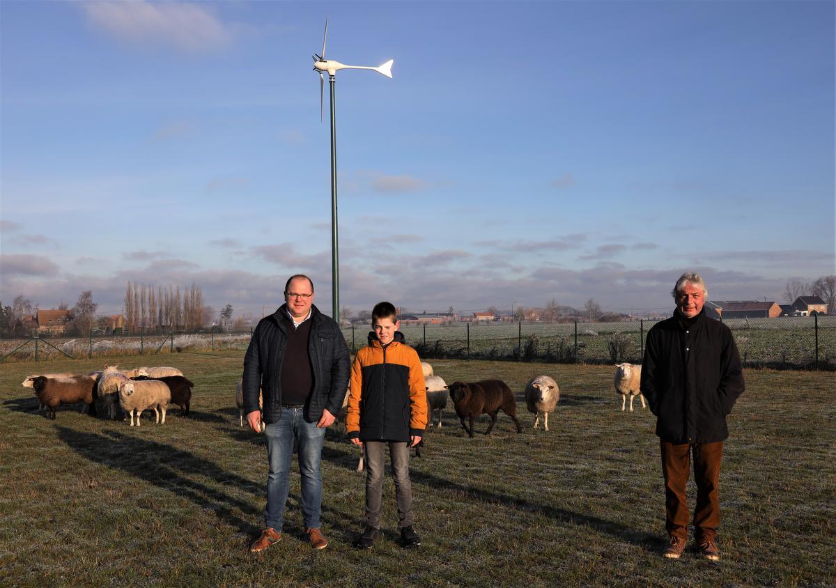 Ook Pieter Timmerman, op de foto met zijn zoon, kiest voor een windmolen op zijn landbouwbedrijf. Schepen Marc Deprez (rechts) gaf zelf het goede voorbeeld.© MVO