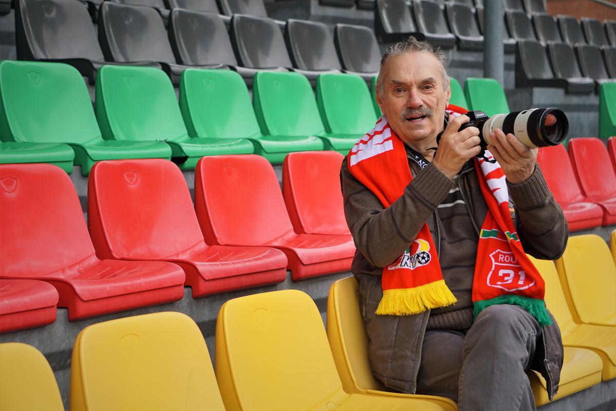 Martin Defour staat op elke match van KVO paraat met zijn fototoestel.© TVA
