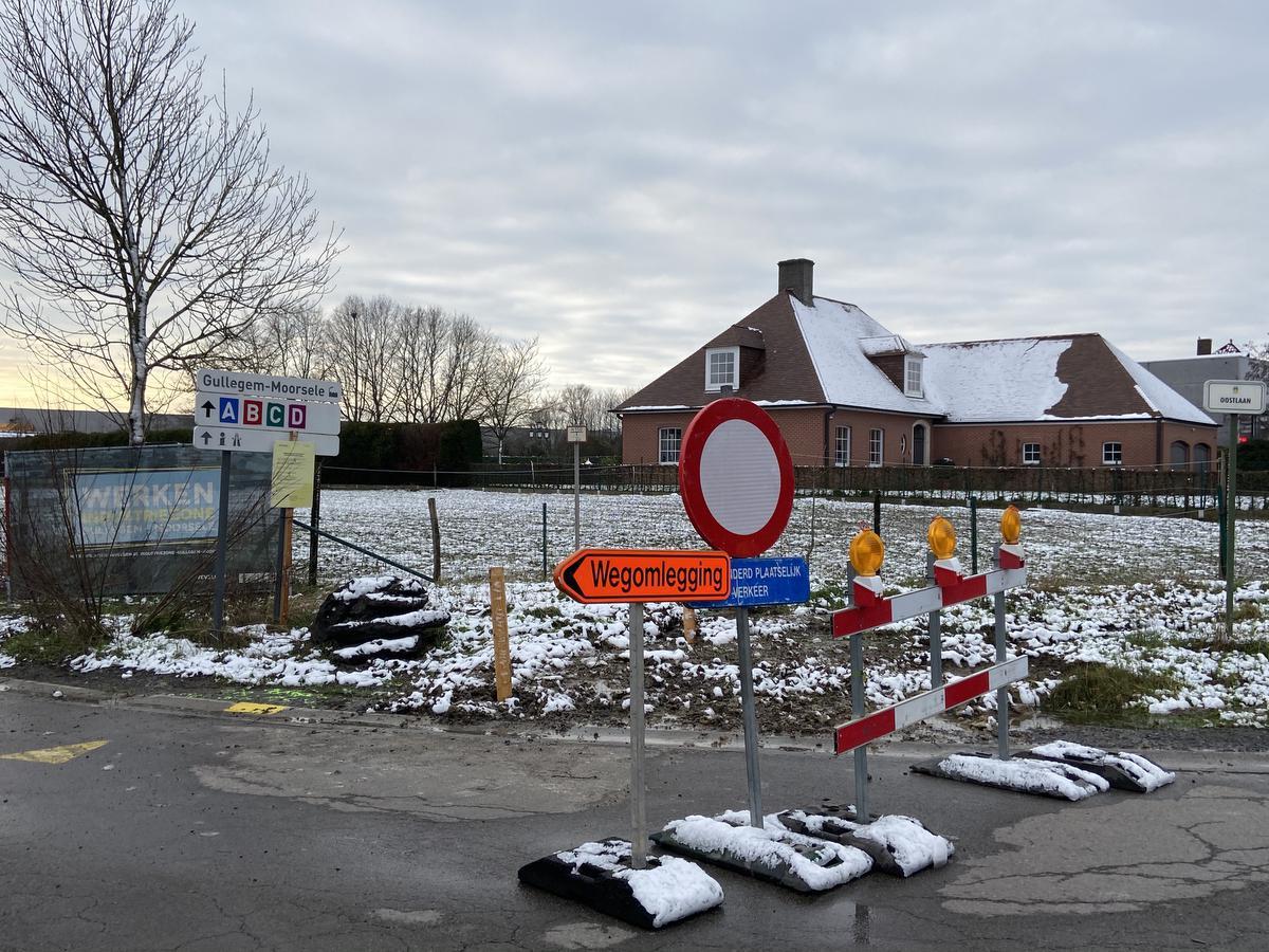 Het kruispunt wordt zo ingericht dat het verkeer dat van Sint-Eloois-Winkel komt, rechts naar de Oostlaan wordt geleid.