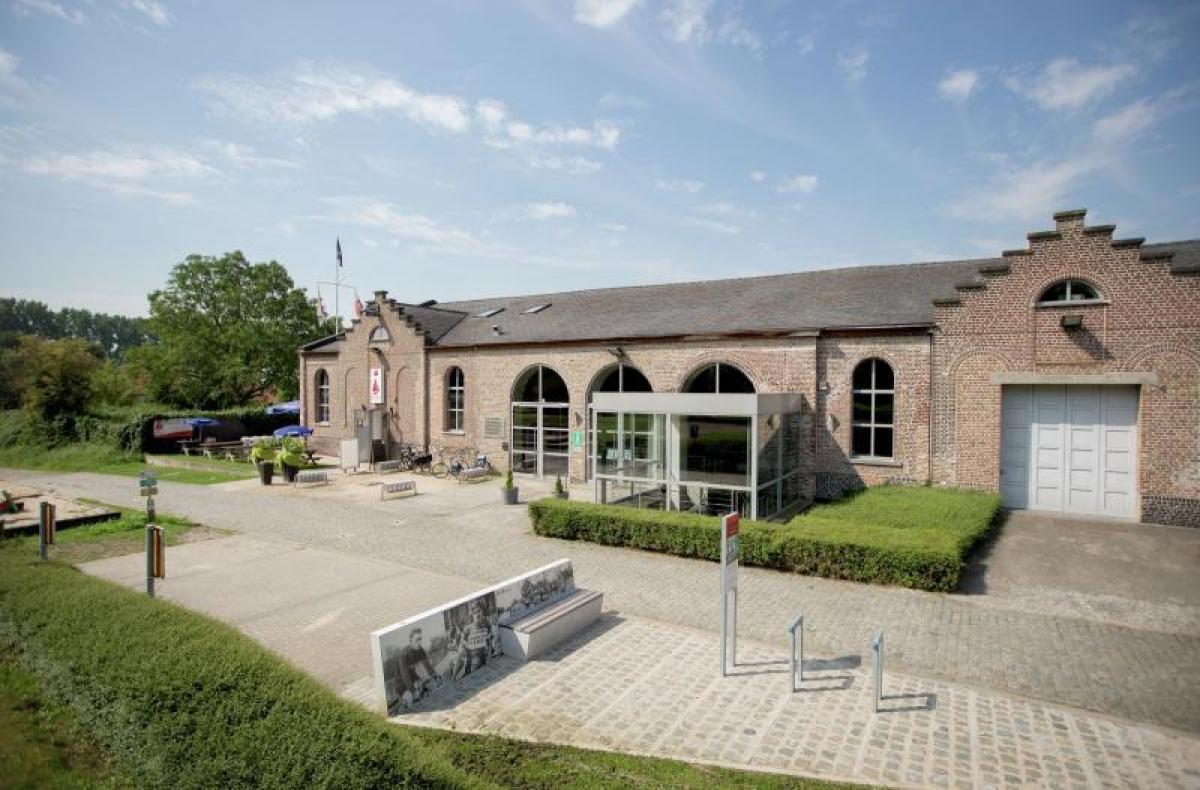 De gemeente Avelgem zet het oude pompgebouw in Outrijve te koop.