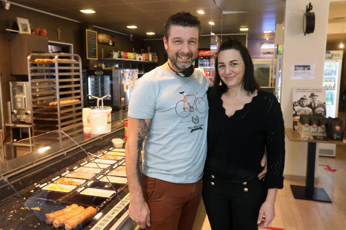 Chris Pollin en Sophie Demarteau zoeken overnemers voor hun succesvolle broodjeszaak ‘t Piccolootje in Torhout.©Johan Sabbe