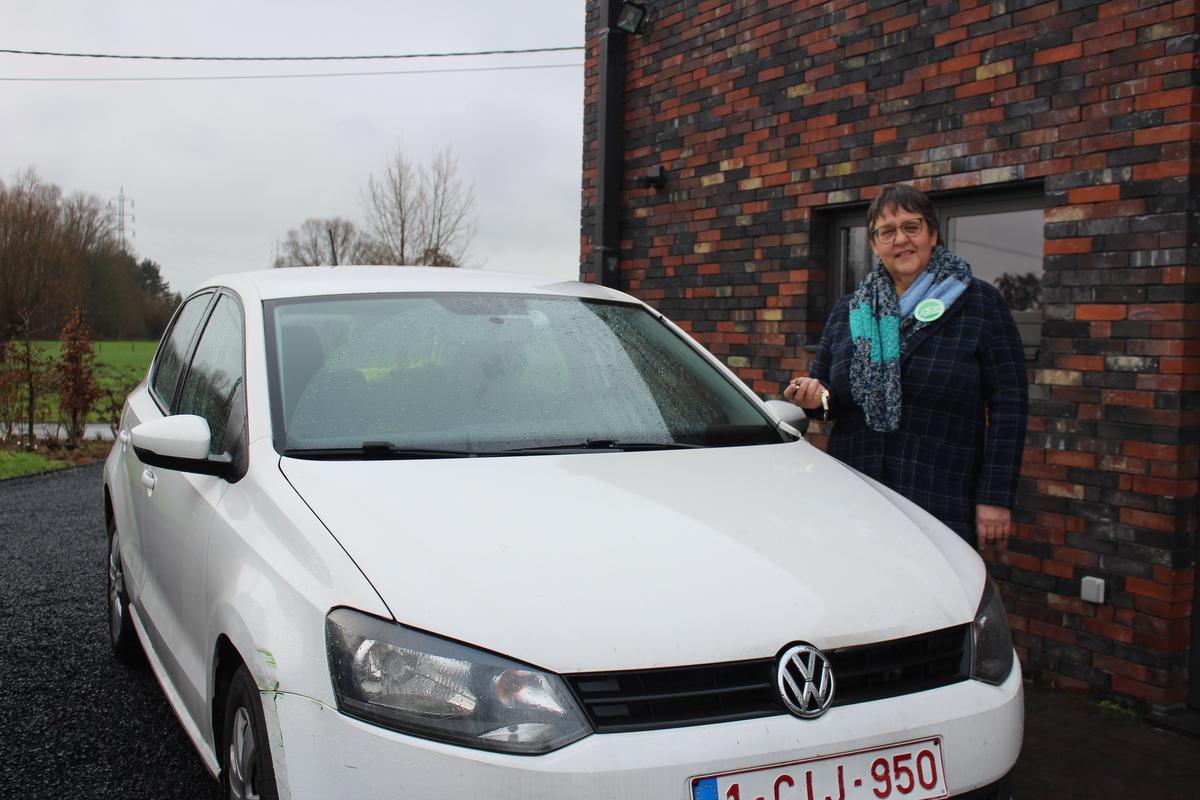 Inge Vandevelde (Groen) heeft haar eigen wagen laten opnemen in het systeem van autodelen van de Gentse vzw Dégage. (foto DJW)