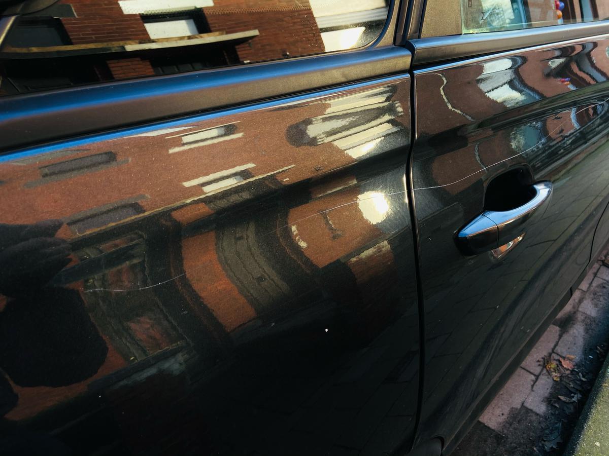 Vandaal bewerkt tientallen wagens met scherp voorwerp - KW.be