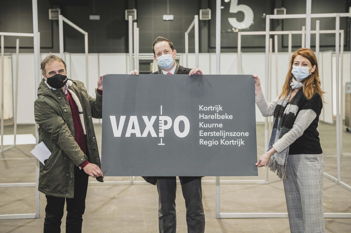Burgemeester van Kuurne Francis Benoit, Lander Mestdagh van Kortrijk Xpo en Kortrijks burgemeester Ruth Vandenberghe stelden woensdagmiddag het Vaxpo-logo voor.© Olaf Verhaeghe