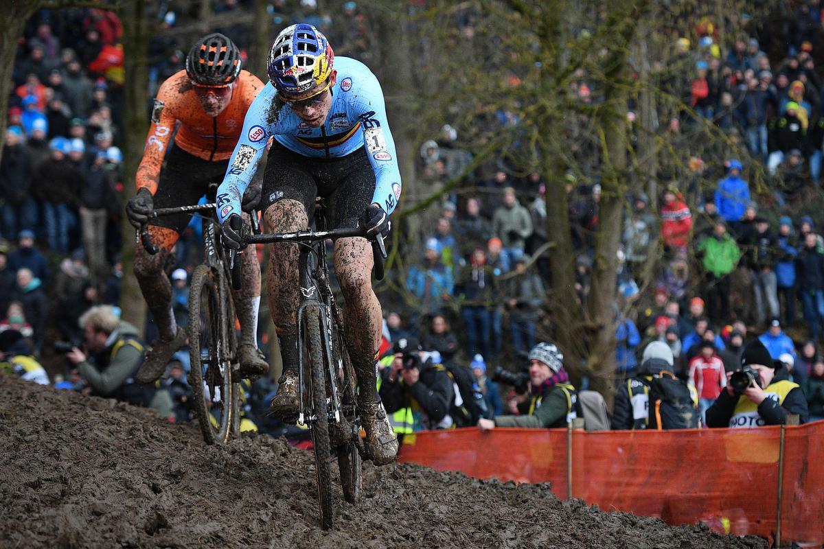 Wout van Aert en Mathieu van der Poel tijdens het WK in Valkenburg in 2018.© BELGA