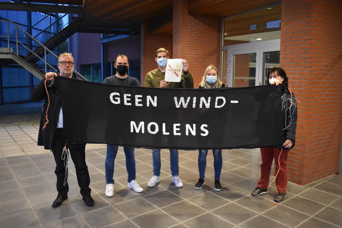 We zien de actievoerders van Frontwind Sint-Jan Ieper voor aanvang van de gemeenteraad van oktober met v.l.n.r. Koen Descheemaeker, Kevin Syx, Stijn Clarebout, Jolien Clarebout en Conny Houthoofd. (Foto TOGH)