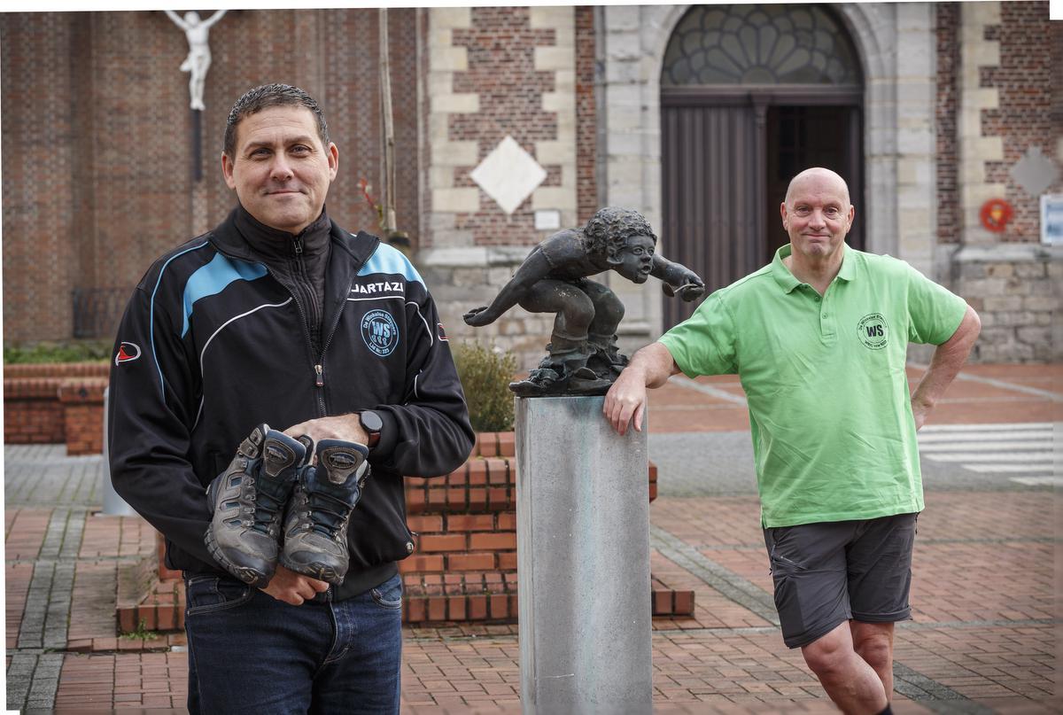 De Winkelse Stappers organiseren een wandelzoektocht. We zien voorzitter Jeroen Vanneste en parcoursbouwer Luc De Baecke. (foto JS)© Jan Stragier