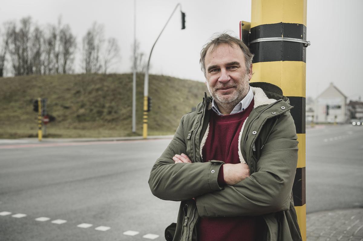 Francis Benoit, Kuurns burgemeester, aan het kruispunt R8 met de Brugsesteenweg.© Olaf Verhaeghe