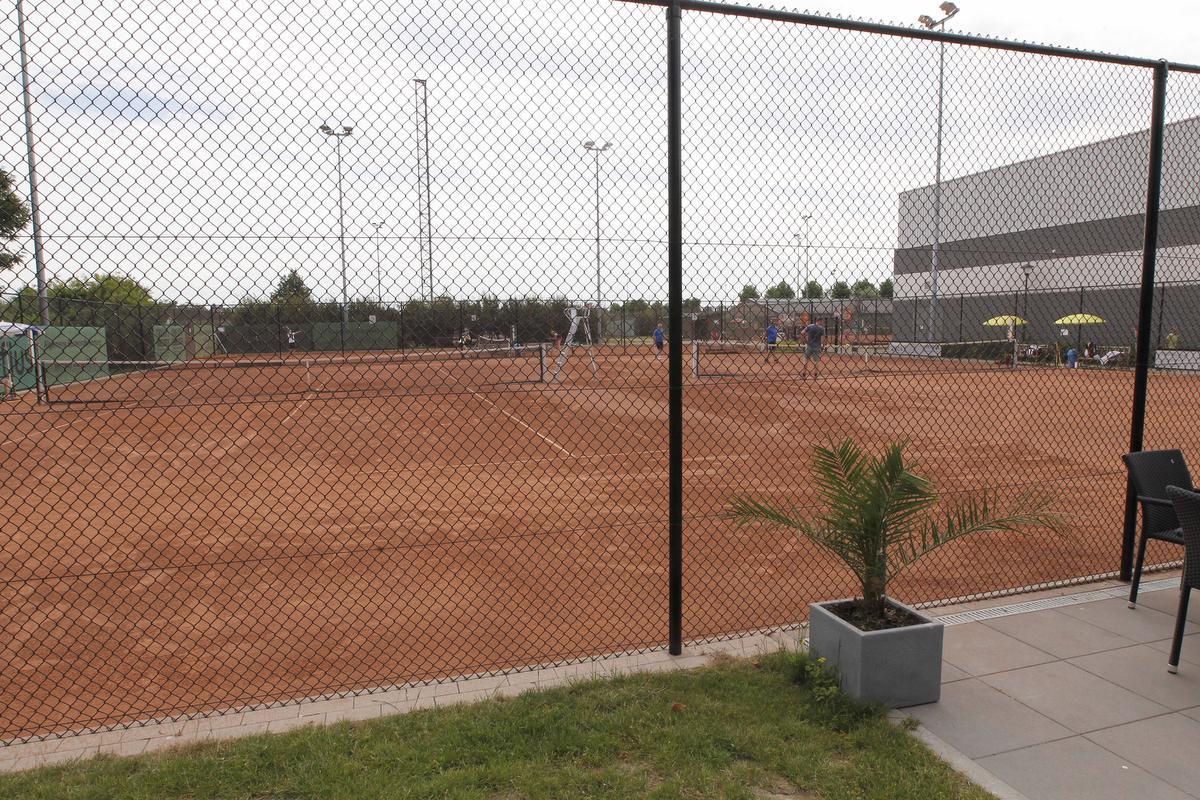 Voor de aanleg van de padelterreinen moet een tennisveld sneuvelen.© Foto Coghe