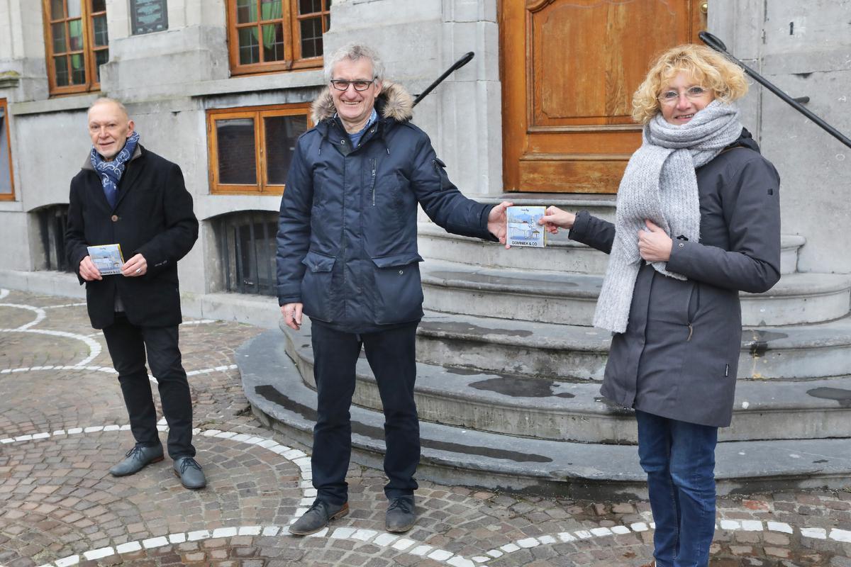 Bij het stadhuis van Roeselare overhandigde Ruddervoordenaar Dominiek Schrauwen zijn cd Venusberg aan actrice Machteld Ramoudt. Links Raf Vanneste, secretaris van de vzw Erfgoed Emiel Ramoudt. Emiel was Machtelds vader.©Johan Sabbe
