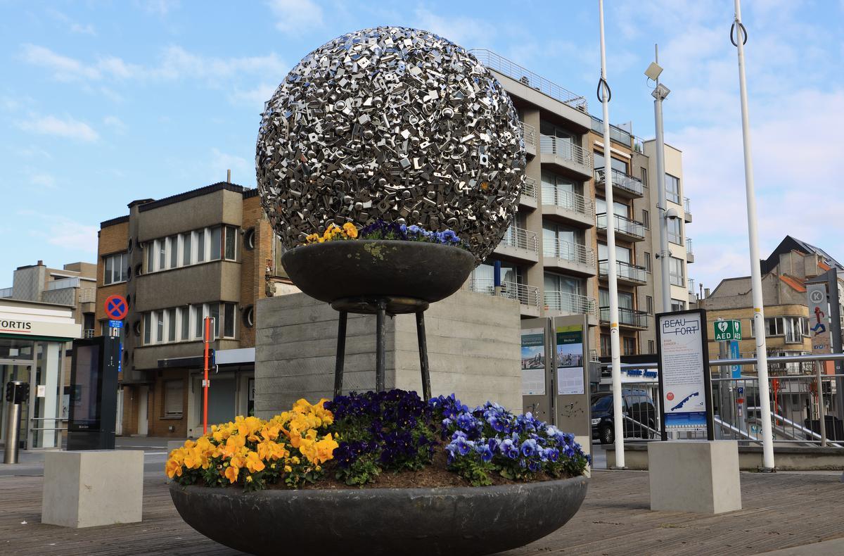 Koksijde heeft blijkbaar iets met ballen. Ook de grote bal ‘Really Shiny Things’ van de Britse kunstenaar Ryan Gander voor het gemeentehuis is een Beaufort-kunstwerk.© (Foto MVQ)