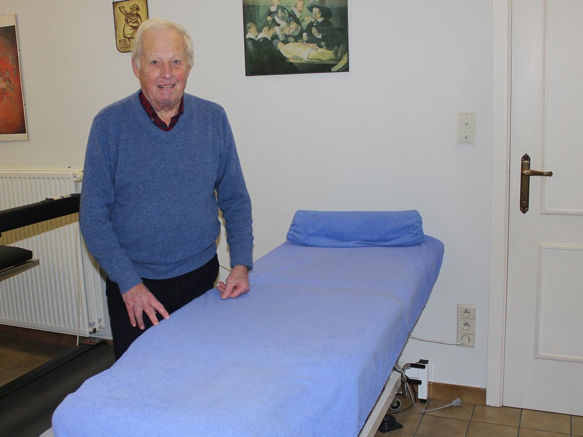 Luc Maddens aan zijn massagetafel waarop ook heel veel sporters hun massage kregen. (Foto WO)