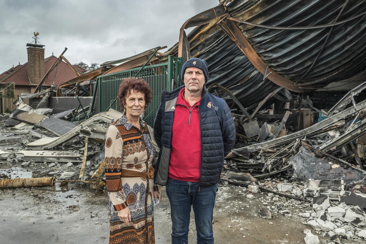 Rina en Jackie Defrancq bij uitgebrande loods. (foto SB)© Stefaan Beel