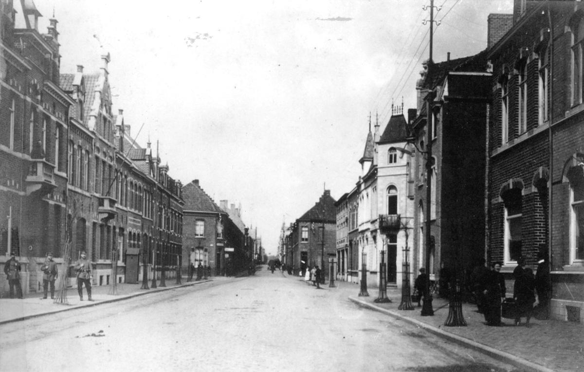 De Burgemeester Vandenbogaerdelaan tijdens WO I.© (foto Ten Mandere-Erfgoedbank Midwest)