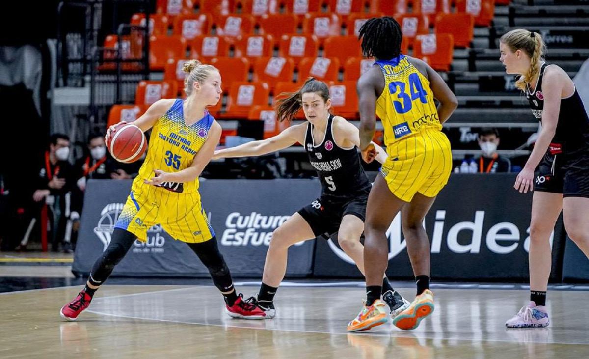 Kyra Billiaert in actie tegen titelconcurrent Castors Braine tijdens het Europees tornooi in Valencia.© SM