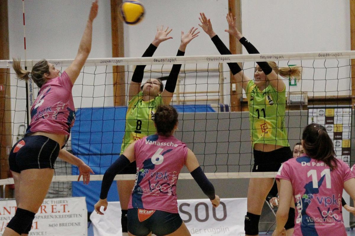 Yana De Leeuw en Milica Misojcic proberen Nina Coolman af te blokken.© VDB