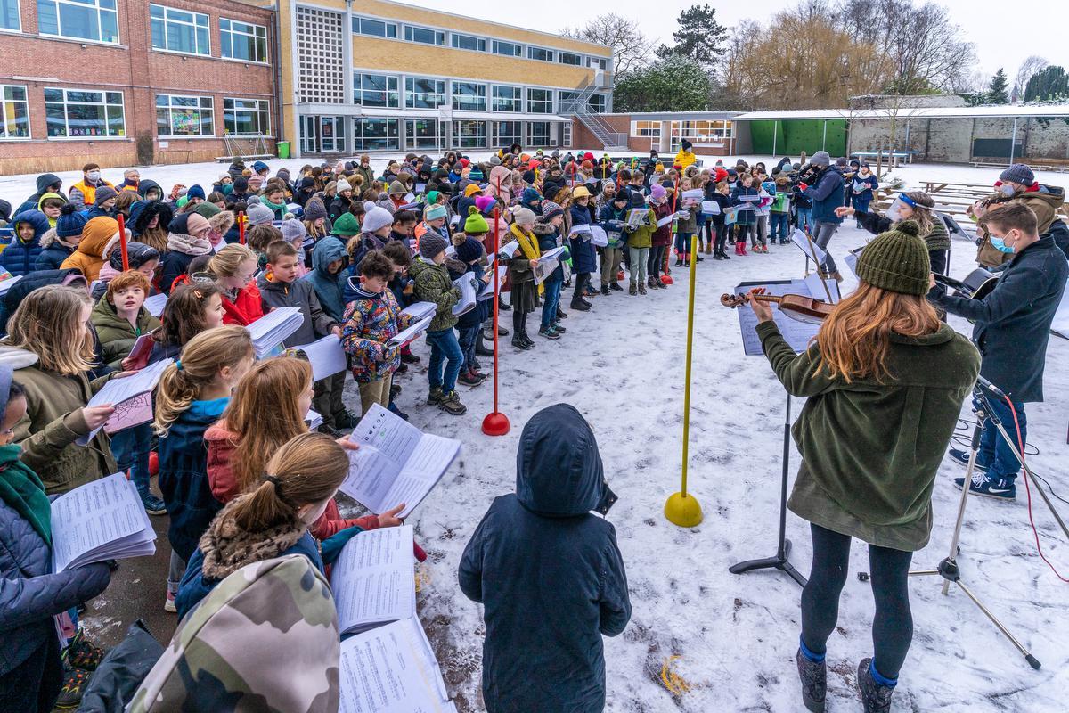 Alle leerlingen trotseerden de winterkou om te zingen.© KDS