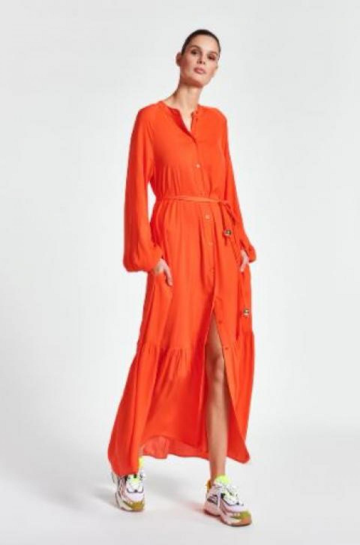 La robe orange vif