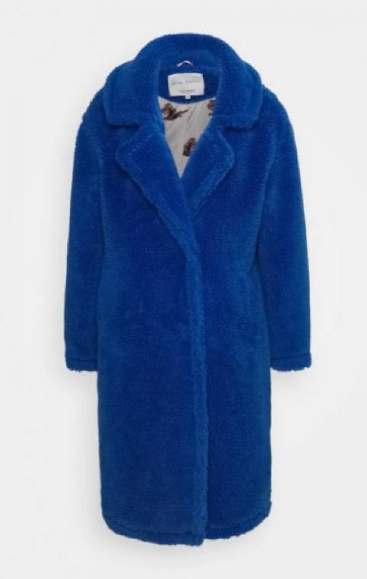 Le manteau bleu électrique