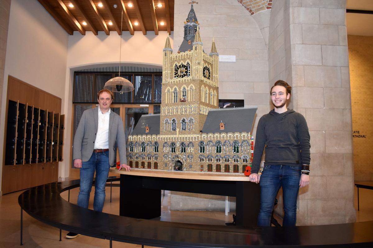 Schepen Dimitry Soenen en Corneel Clarys bij het bouwwerk van 2,40 meter hoog en 1,70 meter breed.© EG