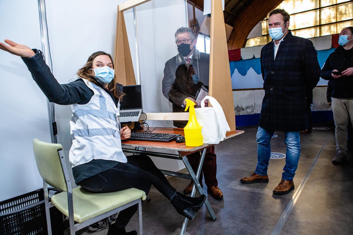 “Wij staan klaar om op het hoogtepunt van de toelevering van vaccins tot drieduizend mensen per dag te vaccineren”, zegt burgemeester Dirk De fauw (CD&V).© Davy Coghe