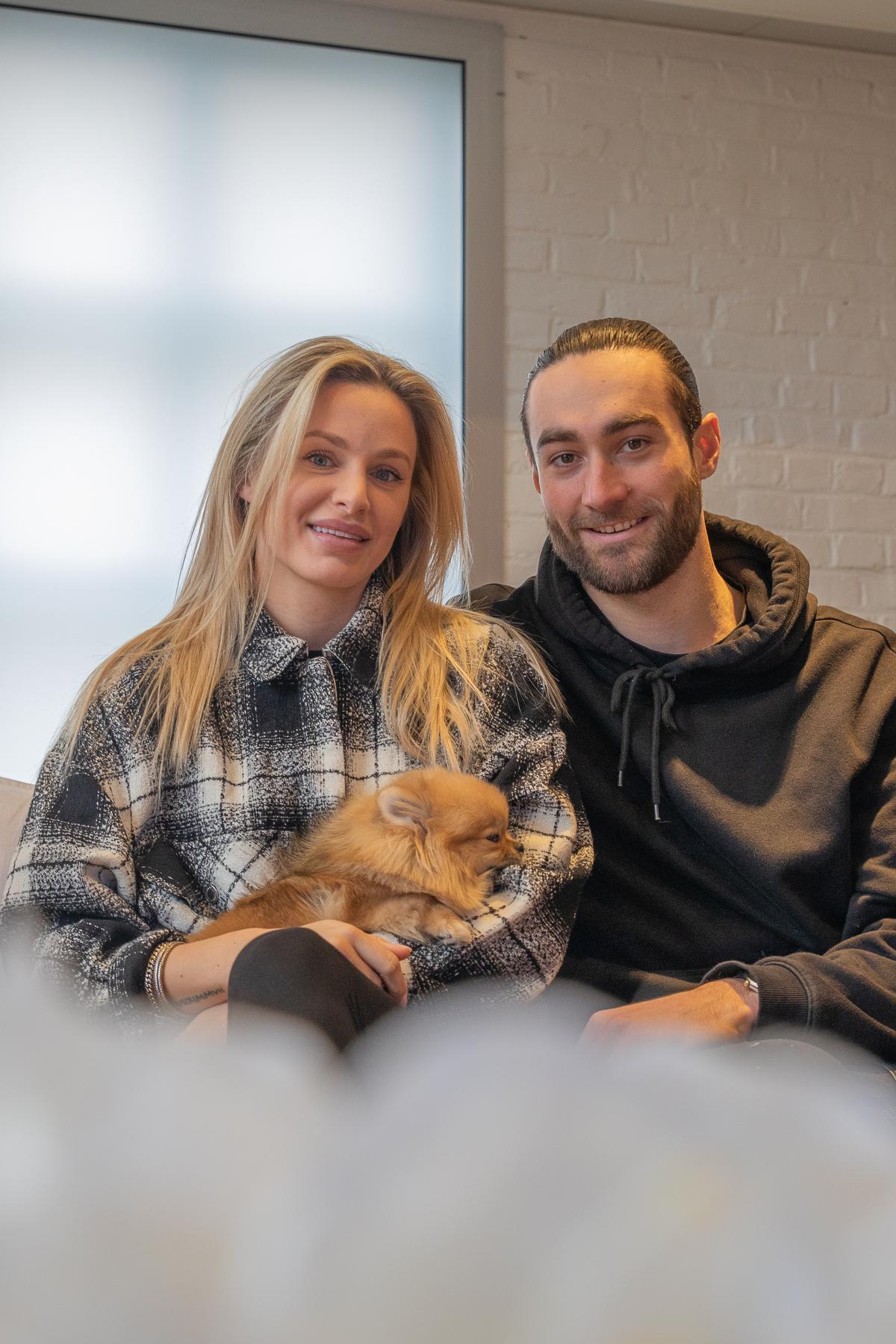 Taïsa en Guillaume - met hondje Stilly - hebben het helemaal naar hun zin in hun loft.©Wouter Meeus WME